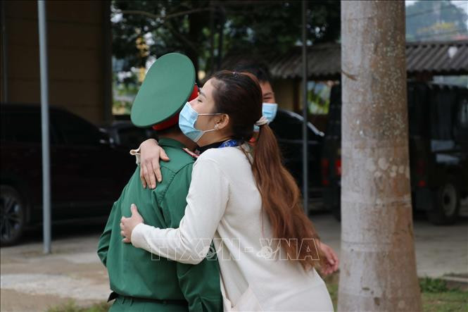 Công dân quyến luyến chia tay các chiến sỹ. Ảnh: Thanh Hải - TTXVN