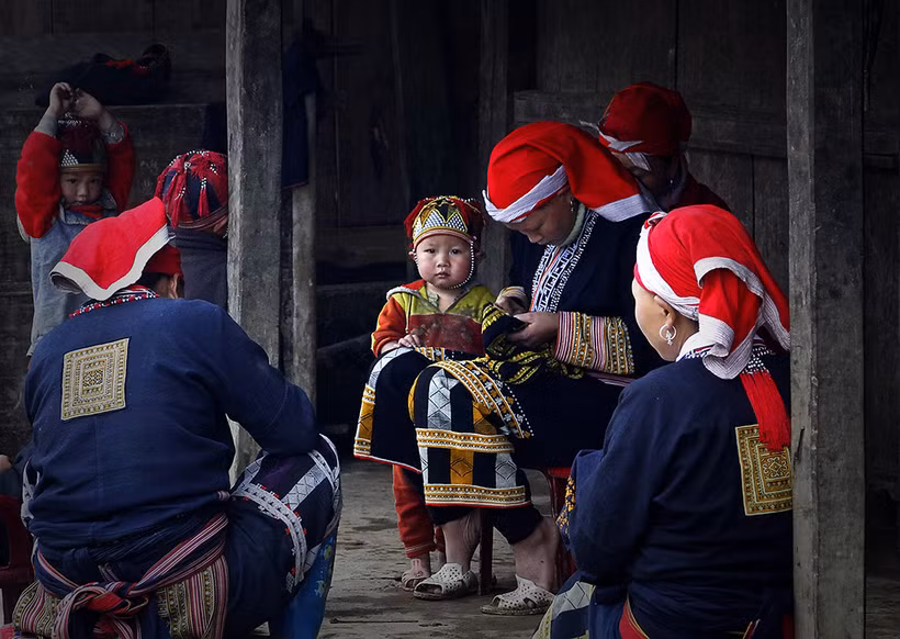 Chuẩn bị áo mới cho trẻ em người Dao đi học. Ảnh: Kim Sơn