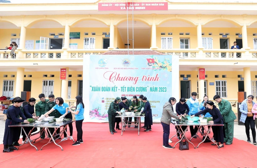 Bộ Chỉ huy Bộ đội Biên phòng tỉnh Lạng Sơn và Cụm 1 các doanh nghiệp Trung ương tại tỉnh Lạng Sơn tặng xe đạp cho học sinh có hoàn cảnh khó khăn xã biên giới Tân Minh. Ảnh: Anh Tuấn – TTXVN
