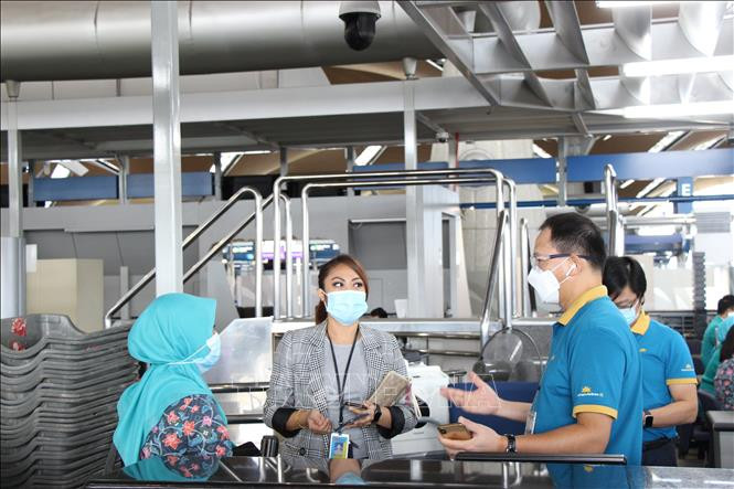 Các công dân Việt Nam từ Malaysia làm thủ tục lên máy bay để về nước. Ảnh: Hà Ngọc-Pv TTXVN tại Malaysia