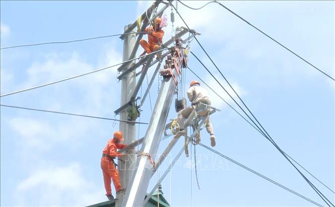 Công nhân ngành điện Sơn La sửa chữa, vận hành lưới điện, bảo đảm cấp điện phục vụ sinh hoạt, sản xuất và kinh doanh của khách hàng. Ảnh: Nguyễn Cường – TTXVN
