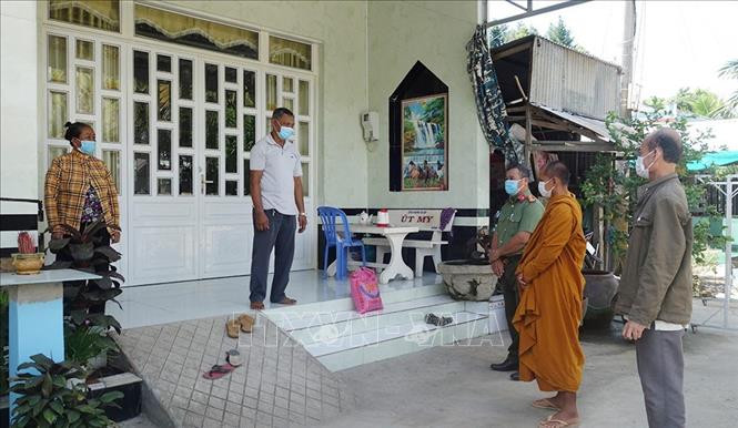 Ban chỉ đạo phòng, chống dịch COVID-19 xã Châu Lăng(Tri Tôn, An Giang) cùng Đại đức Chau Sóc Chanh, Trụ trì chùa Nam Quy Dưới, xã Châu Lăng tuyên truyền thông điệp 5K cho người dân. Ảnh: Công Mạo – TTXVN