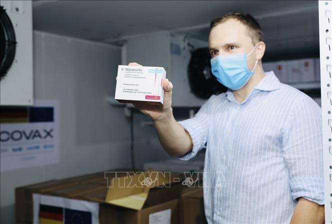 Số vaccine được bàn giao cho Viện vệ sinh dịch tễ Trung ương. Ảnh: TTXVN phát