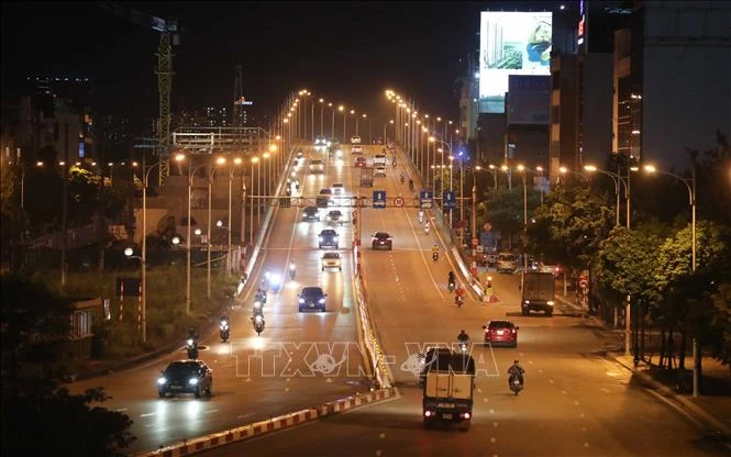 Sau khi dỡ bỏ chốt kiểm soát tại chân cầu Vĩnh Tuy, hướng đi Minh Khai (quận Hai Bà Trưng), tối 16/9 các phương tiện lưu thông bình thường. Ảnh: Thanh Tùng – TTXVN