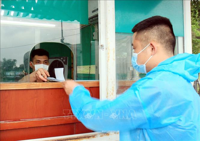 Cán bộ chiến sĩ Đồn Biên phòng Cửa khẩu Chi Ma làm thủ tục nhập cảnh cho lái xe chở hàng hóa. Ảnh: Thái Thuần - TTXVN