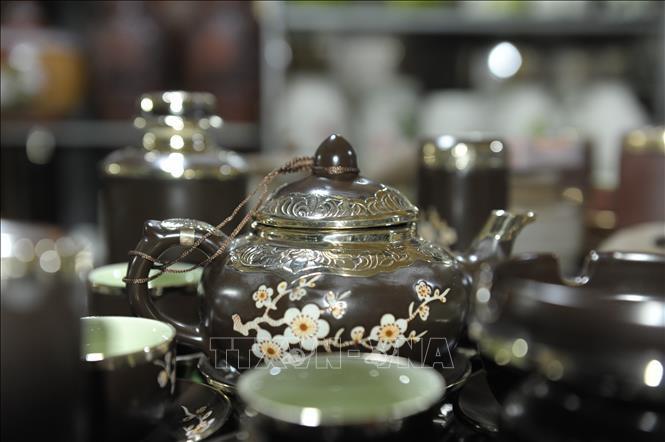 Sản phẩm gốm của người Bát Tràng được chế tác tinh xảo, đẹp mắt. Ảnh Mạnh Khánh-TTXVN