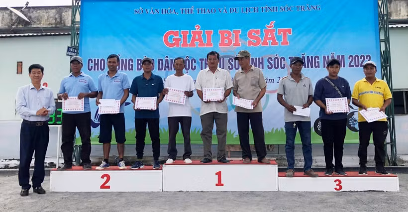 Ban tổ chức trao giải cho các vận động viên đạt giải cao tại Giải bi sắt cho đồng bào dân tộc thiểu số tỉnh Sóc Trăng năm 2022. Ảnh: Nhật Bình - TTXVN.