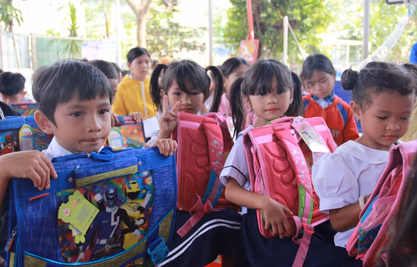 Tặng quà cho 50 em học sinh hoàn cảnh khó khăn trên địa bàn xã Khánh Phú. Ảnh: Phan Sáu – TTXVN