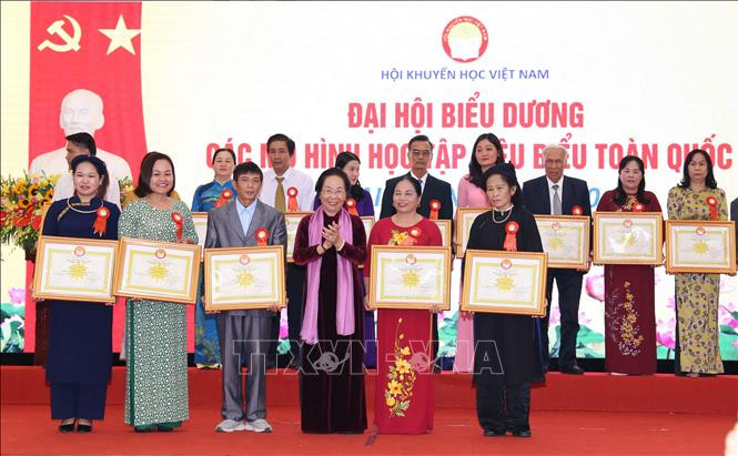 Chủ tịch Hội Khuyến học Việt Nam Nguyễn Thị Doan trao Bằng khen cho các đơn vị thuộc tỉnh Bắc Kạn. Ảnh: Hoàng Hiếu – TTXVN