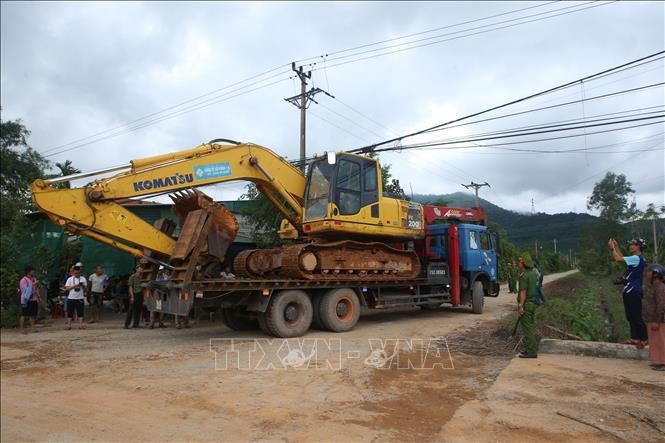 Các xe máy xúc cỡ lớn được đưa đến hiện trường vụ sạt lở. Ảnh: Lê Lâm-TTXVN