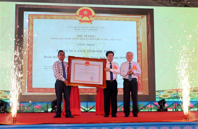 Ông Phan Văn Sáu, Bí thư tỉnh ủy Sóc Trăng Trao Bằng Công nhận Thị xã Ngã Năm hoàn thành Xây dựng nông thôn mới. Ảnh: Trung Hiếu - TTXVN 