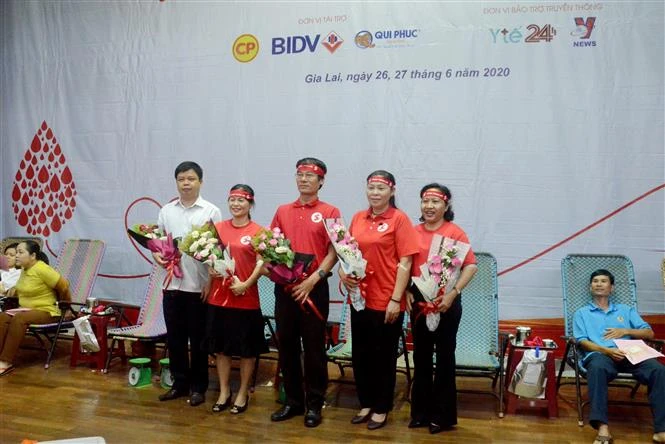 Đợt hiến máu tình nguyện tại tỉnh Gia Lai có sự tham gia của bà Huỳnh Nữ Thu Hà, Phó Chủ tịch UBND tỉnh Gia Lai (thứ 2 bên phải) và ông Nguyễn Hưu Quế, Chủ tịch Ủy ban nhân dân thành phố Pleiku (ngoài cùng bên trái) tham gia. Ảnh: Quang Thái- TTXVN