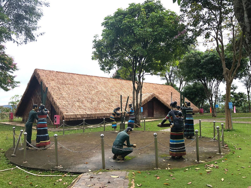 Cảnh giã gạo nuôi quân được phục dựng khu bảo tồn văn hoá S’ tiêng(Bình Phước). Ảnh: Trần Mai Hưởng-TTXVN