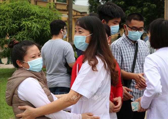 Niềm vui của y, bác sỹ tiễn công dân hoàn thành thời gian cách ly trở về địa phương. Ảnh: Thanh Hải - TTXVN