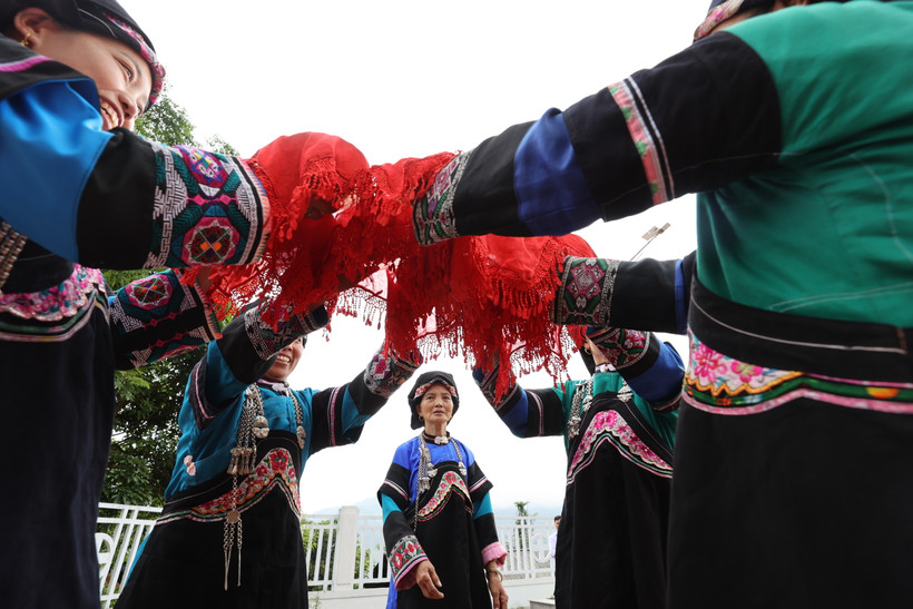 Nghệ nhân ưu tú Lồ Lài Sửu truyền dạy các điệu múa, bài hát dân ca cho thế hệ trẻ. Ảnh: Trọng Chính