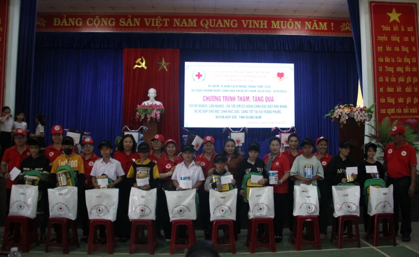 Tặng quà các gia đình khó khăn và học sinh nghèo vượt khó tại Quảng Nam