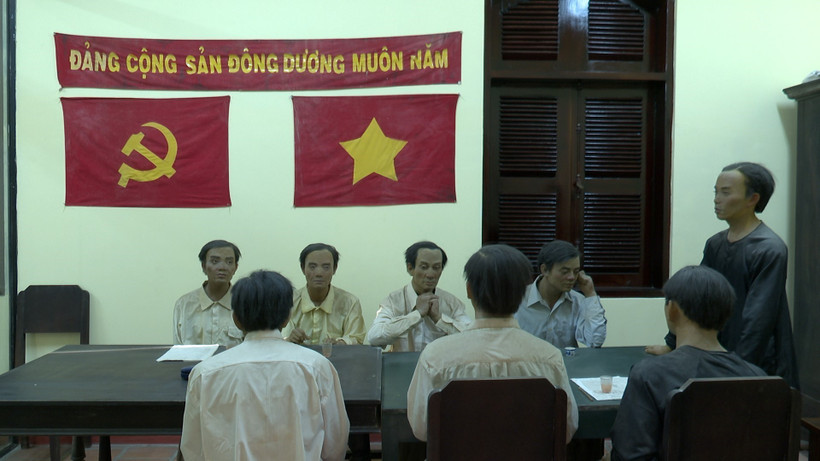Mô hình phục dựng cuộc họp quan trọng của Tỉnh ủy Tân An tại di dích lịch sử nhà Tổng Thận. Ảnh: Thanh Bình-TTXVN