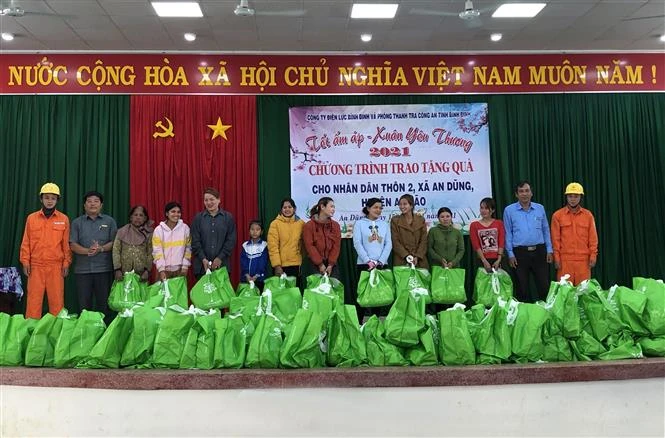Mang Tết đến với đồng bào dân tộc vùng cao Bình Định