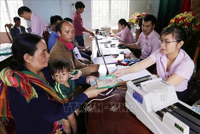 Làm thủ tục cho hộ nghèo, đối tượng chính sách vay vốn tại điểm giao dịch xã Đê Ar, huyện Mang Yang (Gia Lai). Ảnh: Trần Việt - TTXVN