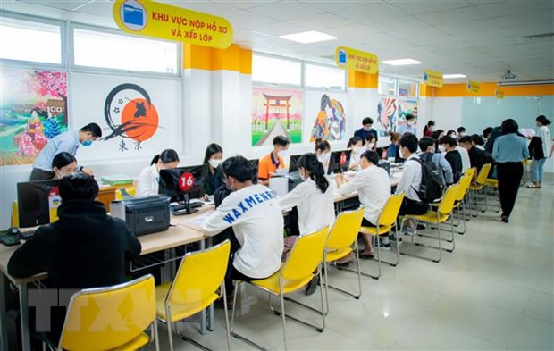 Thí sinh đến nhập học tại trường Đại học Công nghệ Thành phố Hồ Chí Minh (HUTECH). Ảnh: Thu Hoài -TTXVN