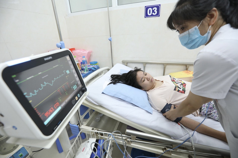 Đối với các trường hợ bệnh nhân sốt xuất huyết nặng, điều dưỡng phải thường xuyên theo dõi huyết áp, nhịp tim và nhiệt độ theo giờ. Ảnh: Minh Quyết - TTXN