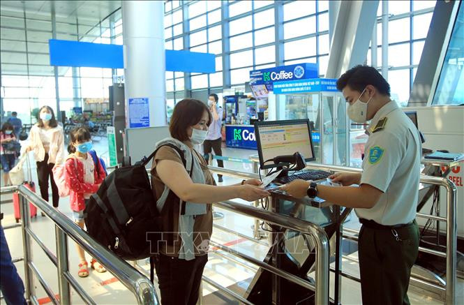 Hành khách khai báo y tế tại Cảng hàng không quốc tế Cát Bi. Ảnh: An Đăng - TTXVN