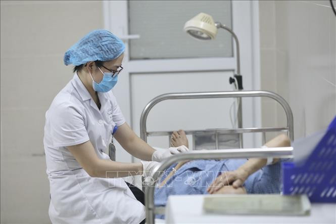 Những người đang mắc bệnh cấp tính, người bị suy giảm khả năng đáp ứng miễn dịch... cần trì hoãn tiêm vaccine phòng COVID-19 của AstraZeneca. Ảnh: Minh Quyết - TTXVN