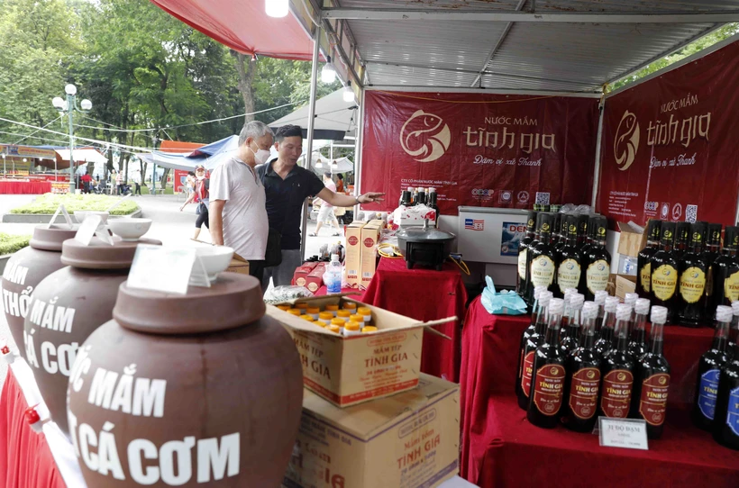 Gian trưng bày giới thiệu sản phẩm nước mắm đạt tiêu chuẩn Ocop đến từ tỉnh Thanh Hóa. Ảnh: Trần Việt - TTXVN