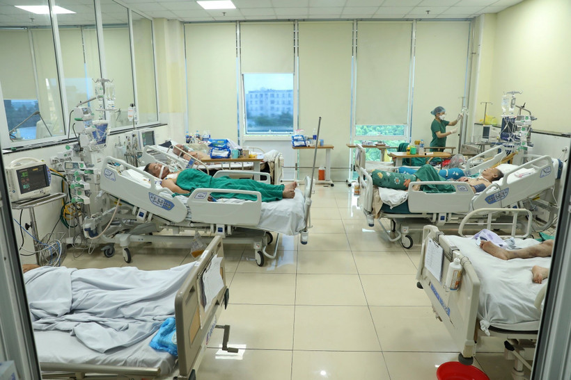 Khoa Hồi sức tích cực (Bệnh viện Bệnh Nhiệt đới Trung ương) hiện đang điều trị cho khoảng 30 bệnh nhân COVID-19 nặng. Ảnh: Minh Quyết - TTXVN