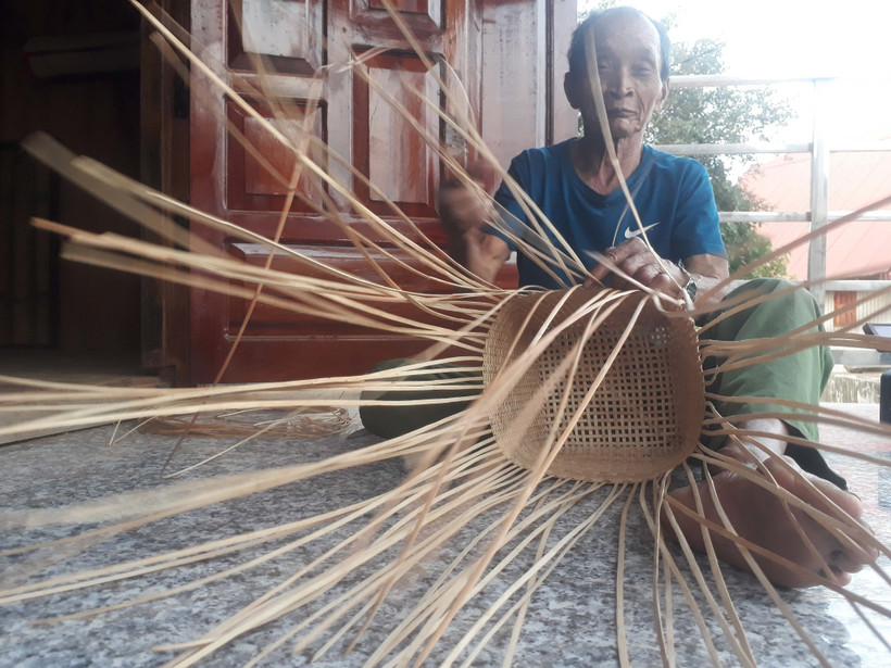 Ông Đinh Văn Cu ở làng Cát, xã Canh Liên, huyện Vân Canh (Bình Định) mong muốn có thể truyền dạy nghề đan gùi cho các thanh niên trong làng. Ảnh: Tường Quân