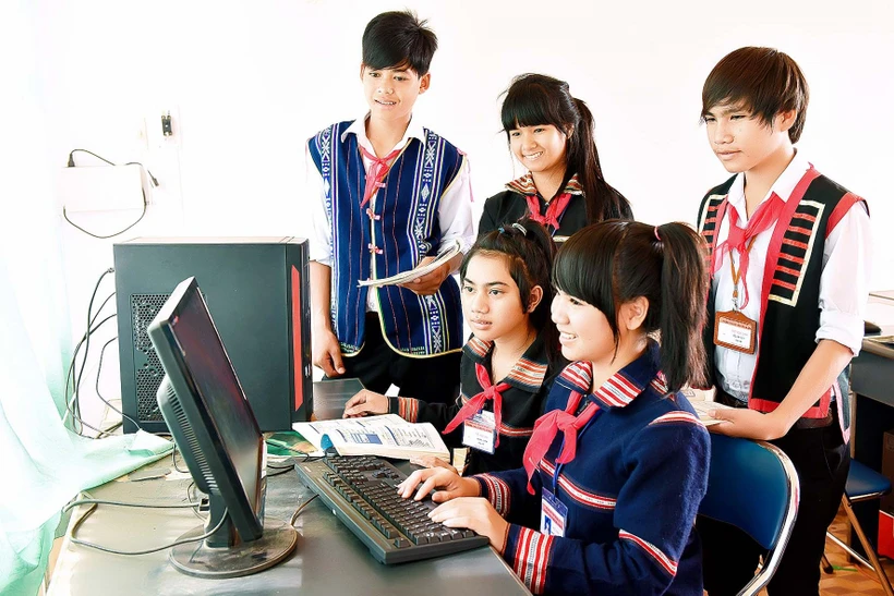 Việc truyền dạy tiếng dân tộc thiểu số trong trường tiểu học sẽ góp phần bảo tồn bản sắc văn hóa, nâng cao dân trí con em đồng bào dân tộc . Ảnh: Đức Thụy