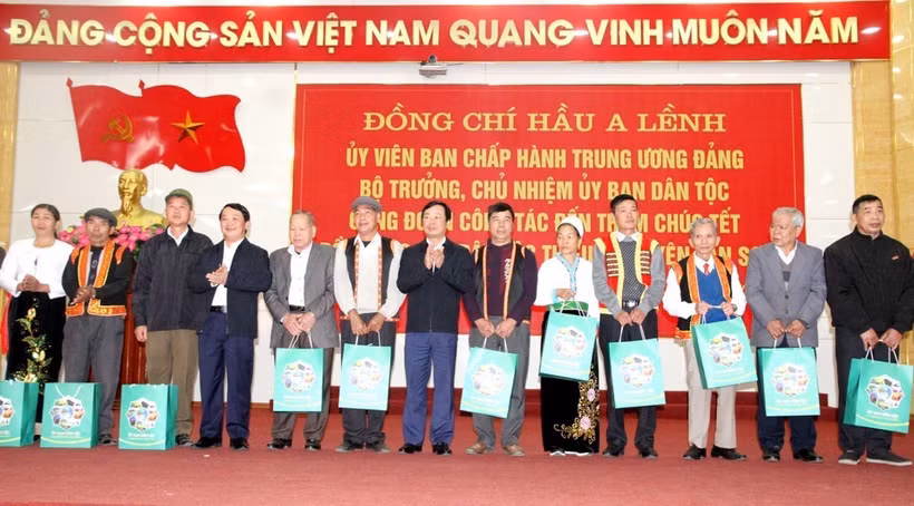 Bộ trưởng, Chủ nhiệm Ủy ban Dân tộc tặng quà Tết đồng bào dân tộc thiểu số tại Phú Thọ
