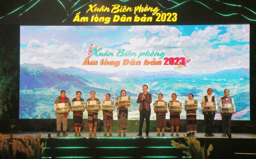 Thường trực Ban Bí thư Võ Văn Thưởng dự chương trình "Xuân Biên phòng ấm lòng dân bản"