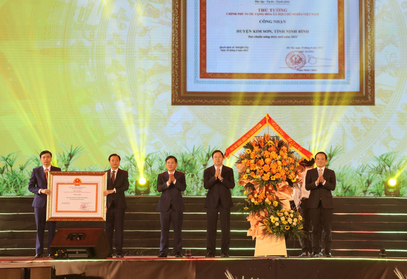 Phó Thủ tướng Trần Lưu Quang trao Bằng công nhận huyện Kim Sơn (Ninh Bình) đạt chuẩn nông thôn mới