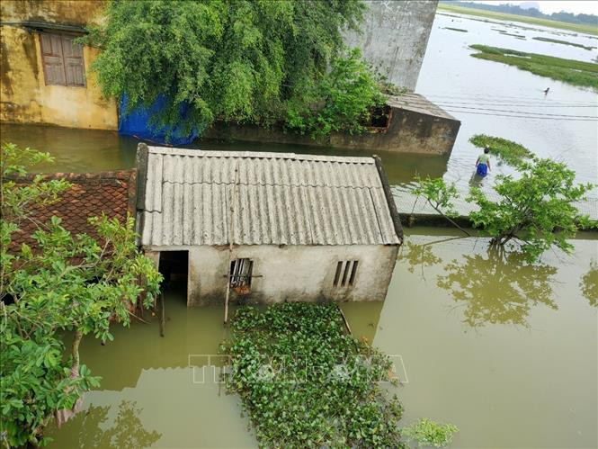 Nhiều nhà dân bị ngập do mưa lũ. Ảnh: TTXVN phát