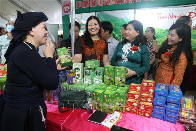 Khách tham quan gian hàng OCOP tại Ngày hội nông sản – OCOP tỉnh Bắc Kạn năm 2022. Ảnh TTXVN phát