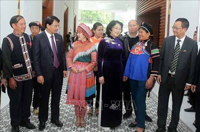 Phó Chủ tịch nước Đặng Thị Ngọc Thịnh, Phó Chủ tịch thứ nhất Hội đồng Thi đua-Khen thưởng Trung ương với đồng bào các dân tộc tỉnh Lào Cai tại Đại hội. Ảnh: Quốc Khánh - TTXVN