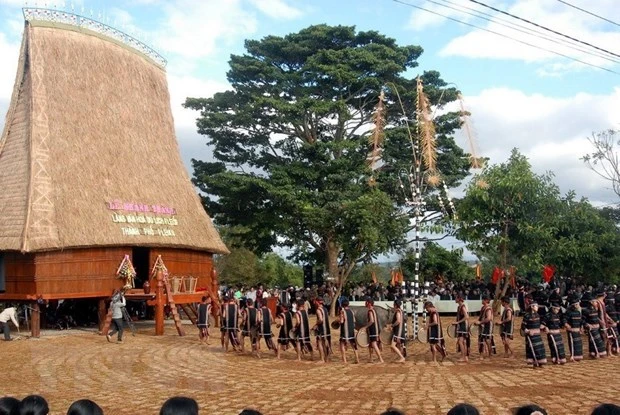 Đánh cồng chiêng, múa hát mừng ngày khánh thành làng văn hóa du lịch Pleôp. Ảnh: Sỹ Huynh - TTXVN