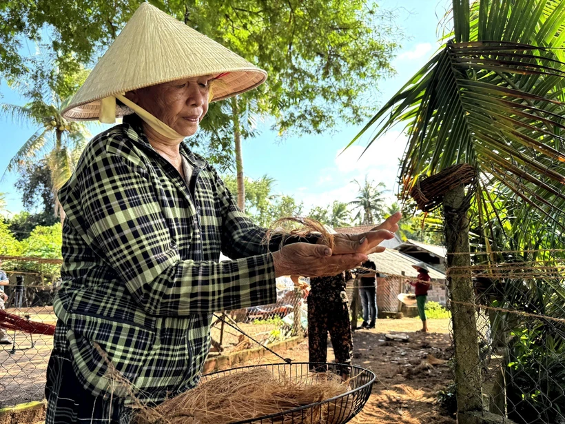 Công đoạn se dây dừa thủ công. Ảnh: TTXVN phát