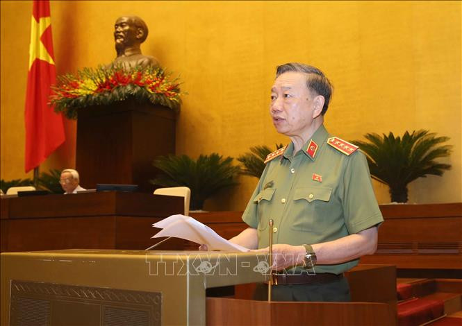 Bộ trưởng Bộ Công an Tô Lâm, thừa ủy quyền của Thủ tướng Chính phủ trình bày Tờ trình về dự án Luật Cư trú (sửa đổi). Ảnh: Doãn Tấn - TTXVN