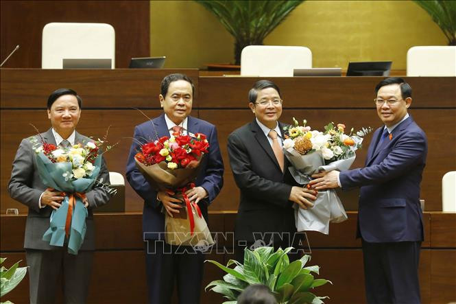 Chủ tịch Quốc hội Vương Đình Huệ tặng hoa chúc mừng các Phó Chủ tịch Trần Thanh Mẫn, Nguyễn Khắc Định và Nguyễn Đức Hải. Ảnh: Doãn Tấn - TTXVN