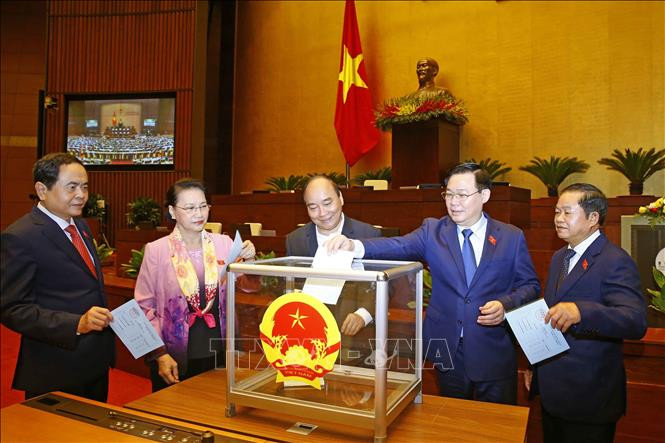 Thủ tướng Nguyễn Xuân Phúc, Chủ tịch Quốc hội Vương Đình Huệ, nguyên Chủ tịch Quốc hội Nguyễn Thị Kim Ngân và các đại biểu bỏ phiếu bầu một số Phó Chủ tịch Quốc hội. Ảnh: Doãn Tấn - TTXVN