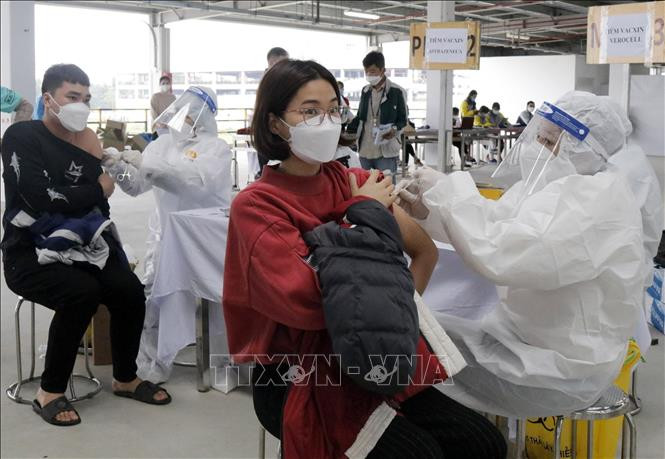 Tiên vaccine phòng COVID-19 cho công nhân. Ảnh: Đồng Thúy-TTXVN 