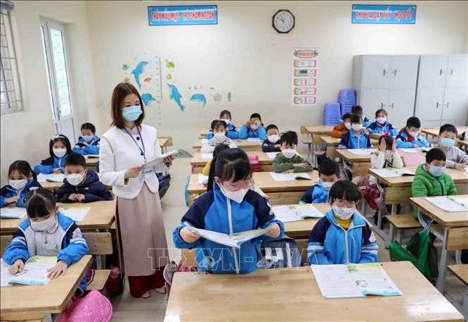 Có thể điều chỉnh việc đi học trực tiếp của học sinh khối lớp 1 đến lớp 6 các huyện sang hình thức học trực tuyến nhằm đảm bảo an toàn cho trẻ. Ảnh: Thanh Tùng – TTXVN