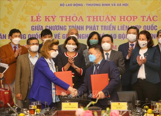 Lễ ký kết thoả thuận trong lĩnh vực giảm nghèo giữa Văn phòng Quốc gia về giảm nghèo (Bộ Lao động - Thương binh và Xã hội) và Chương trình Phát triển Liên hợp quốc (UNDP). Ảnh: Tuấn Đức – TTXVN