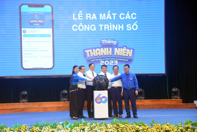 Các đại biểu thực hiện nghi Lễ ra mắt các công trình số của Tỉnh đoàn Sơn La. Ảnh: Quang Quyết-TTXVN