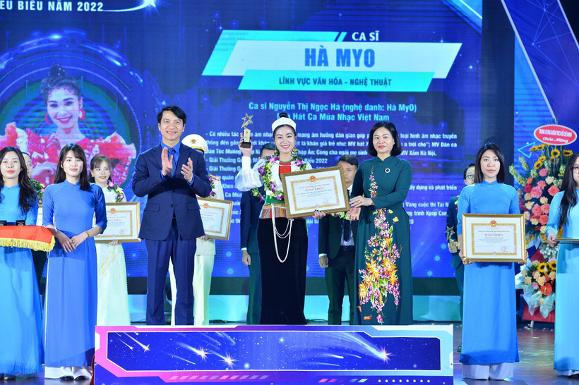 Bí thư thường trực TƯ Đoàn, Chủ tịch Hội LHTN Việt Nam Nguyễn Ngọc Lương, Phó Bí thư thường trực Thành ủy Hà Nội Nguyễn Thị Tuyến trao tặng danh hiệu 10 Gương mặt trẻ Thủ đô tiêu biểu. Ảnh: Minh Đức – TTXVN
