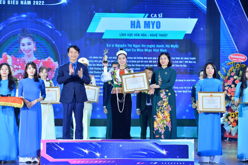 Bí thư thường trực TƯ Đoàn, Chủ tịch Hội LHTN Việt Nam Nguyễn Ngọc Lương, Phó Bí thư thường trực Thành ủy Hà Nội Nguyễn Thị Tuyến trao tặng danh hiệu 10 Gương mặt trẻ Thủ đô tiêu biểu. Ảnh: Minh Đức – TTXVN