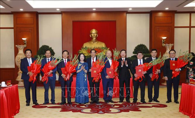 Đồng chí Võ Văn Thưởng, Uỷ viên Bộ Chính trị, Thường trực Ban Bí thư và đồng chí Trương Thị Mai, Uỷ viên Bộ Chính trị, Bí thư Trung ương Đảng, Trưởng Ban Tổ chức Trung ương trao quyết định cho các đồng chí Uỷ viên Trung ương Đảng khoá XII nghỉ chế độ. Ảnh