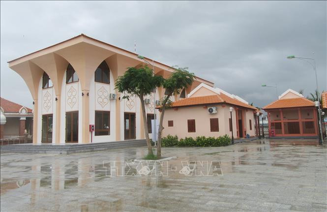Dự án nhà sinh hoạt cộng đồng đồng bào Chăm (thị trấn Phước Dân, huyện Ninh Phước) có tổng mức đầu tư hơn 19,2 tỷ đồng do Công ty ONGC VIDESH LIMITED của Ấn Độ tài trợ. Ảnh: Nguyễn Thành – TTXVN